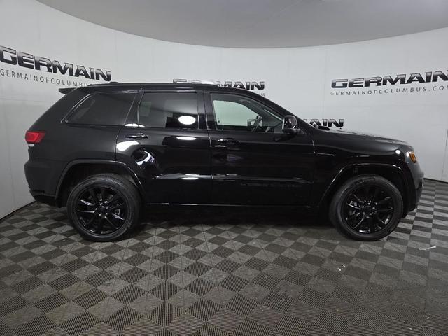 Photo of 2022 Diamond Black Crystal Pearlcoat Jeep Grand Cherokee