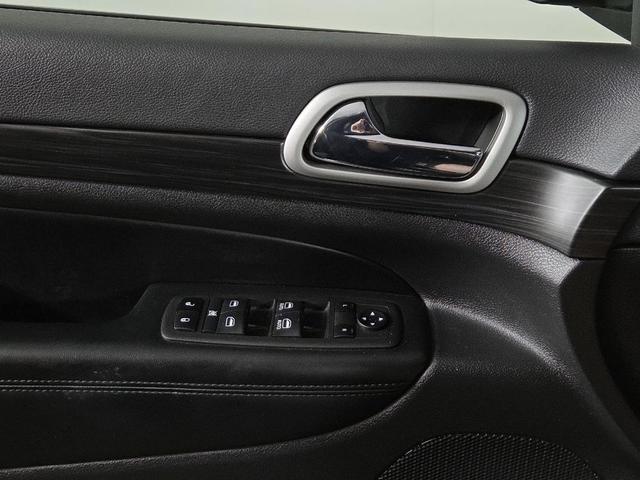 Photo of 2022 Diamond Black Crystal Pearlcoat Jeep Grand Cherokee
