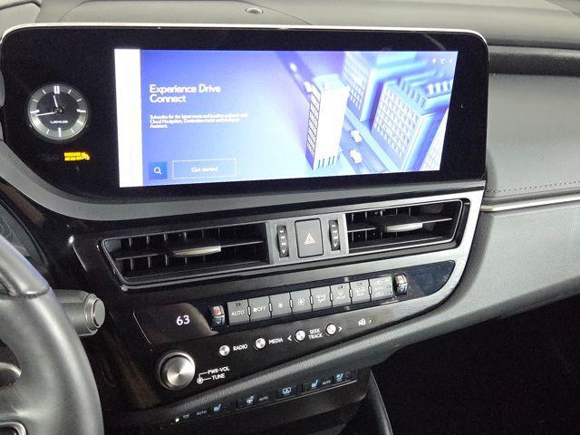 Photo of 2025 Pear Lexus ES 300h