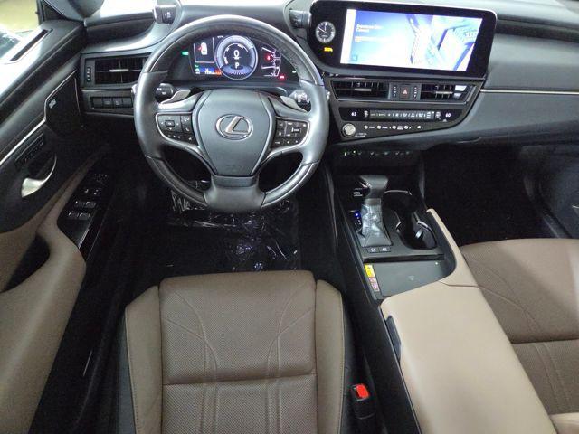 Photo of 2025 Pear Lexus ES 300h