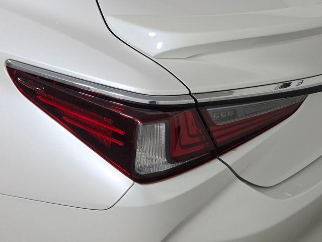 Photo of 2025 Pear Lexus ES 300h