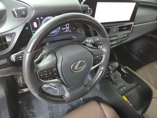 Photo of 2025 Pear Lexus ES 300h