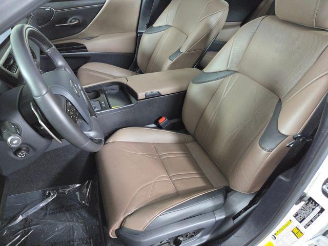 Photo of 2025 Pear Lexus ES 300h