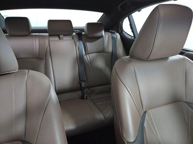 Photo of 2025 Pear Lexus ES 300h