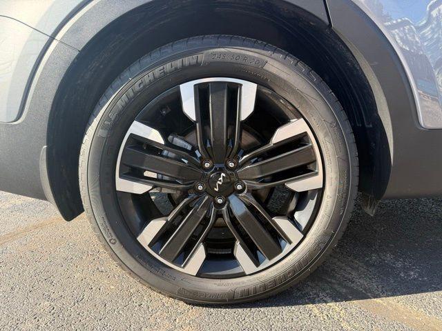 Photo of 2025 Everlasting Silver Kia Telluride