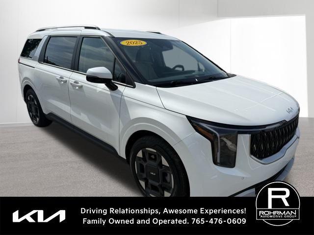 Photo of 2025 White Kia Carnival