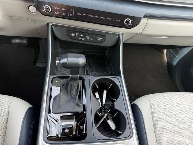 Photo of 2025 White Kia Carnival