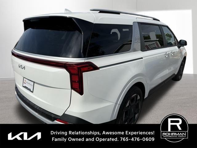 Photo of 2025 White Kia Carnival