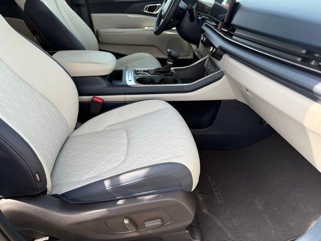 Photo of 2025 White Kia Carnival