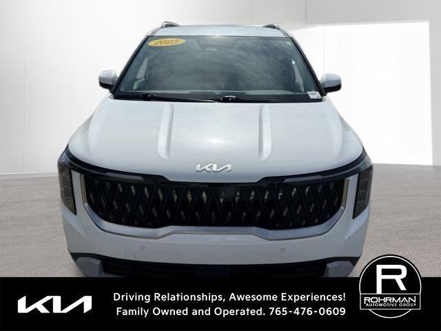 Photo of 2025 White Kia Carnival