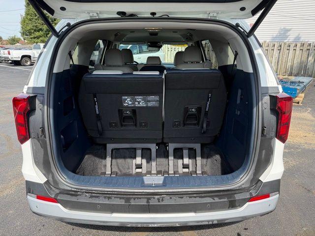 Photo of 2025 White Kia Carnival