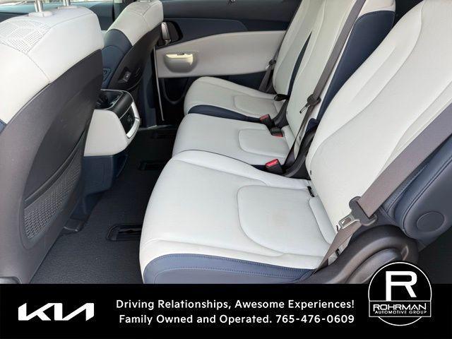 Photo of 2025 White Kia Carnival