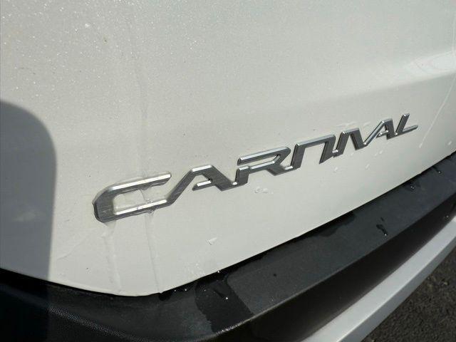 Photo of 2025 White Kia Carnival