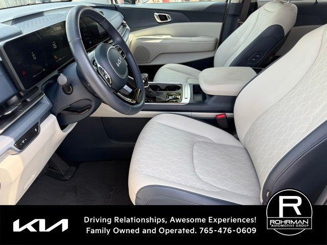 Photo of 2025 White Kia Carnival