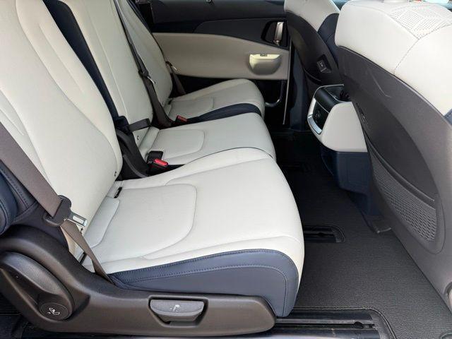 Photo of 2025 White Kia Carnival