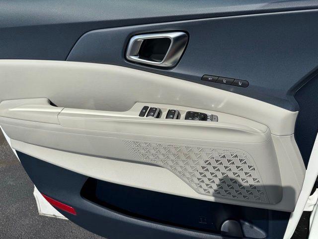 Photo of 2025 White Kia Carnival