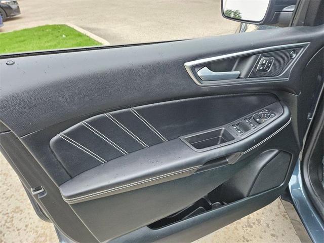 Photo of 2022 Blue Metallic Ford Edge