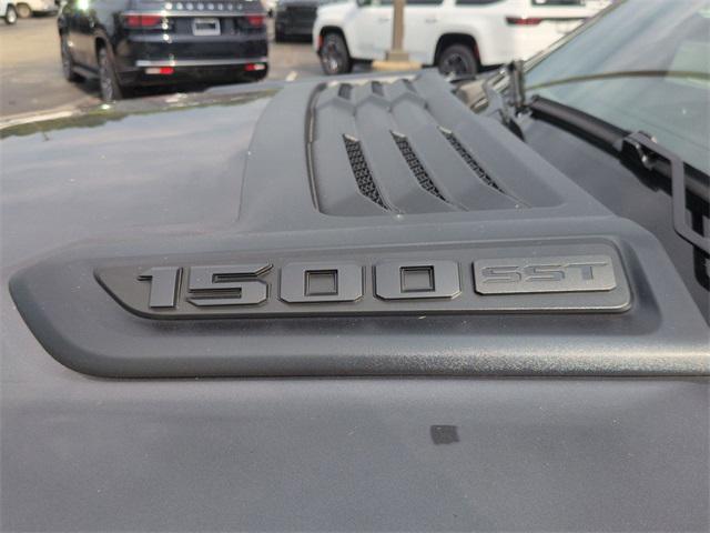 Photo of 2025 Granite Crystal Metallic Clearcoat RAM 1500