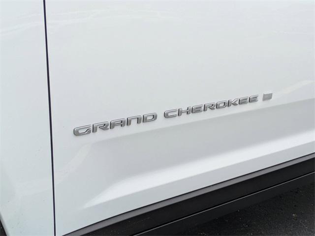 Photo of 2025 Bright White Clearcoat Jeep Grand Cherokee L