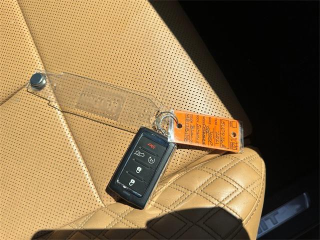Photo of 2021 Diamond Black Crystal Pearlcoat Jeep Grand Cherokee L
