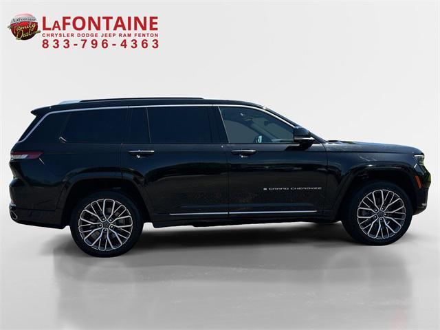 Photo of 2021 Diamond Black Crystal Pearlcoat Jeep Grand Cherokee L