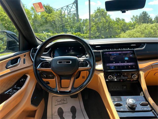 Photo of 2021 Diamond Black Crystal Pearlcoat Jeep Grand Cherokee L