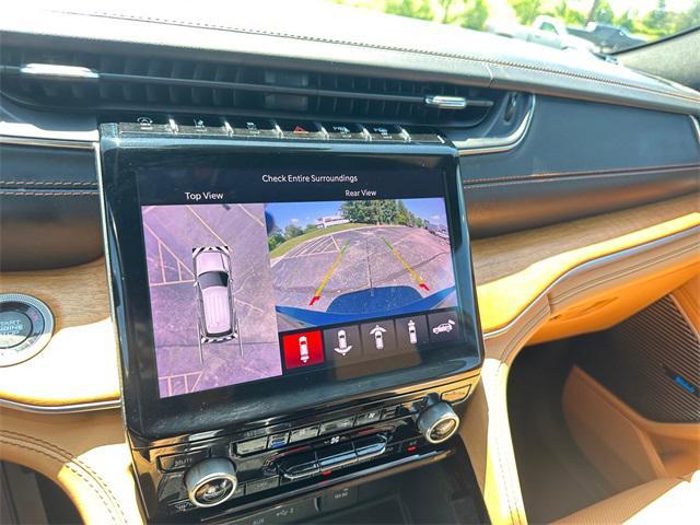 Photo of 2021 Diamond Black Crystal Pearlcoat Jeep Grand Cherokee L