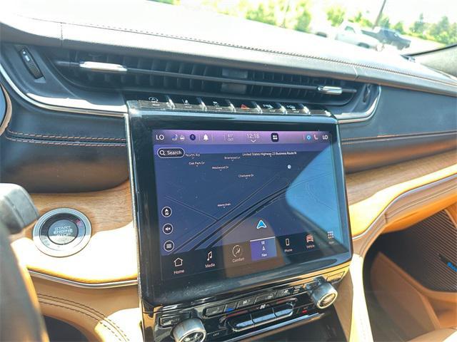 Photo of 2021 Diamond Black Crystal Pearlcoat Jeep Grand Cherokee L