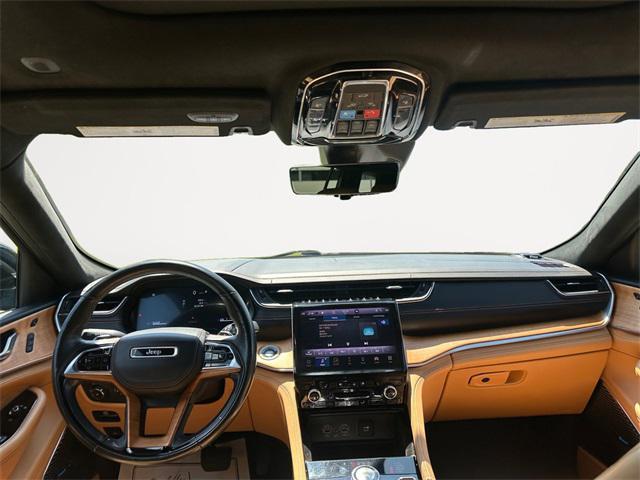 Photo of 2021 Diamond Black Crystal Pearlcoat Jeep Grand Cherokee L