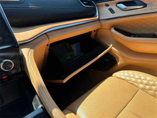 Photo of 2021 Diamond Black Crystal Pearlcoat Jeep Grand Cherokee L