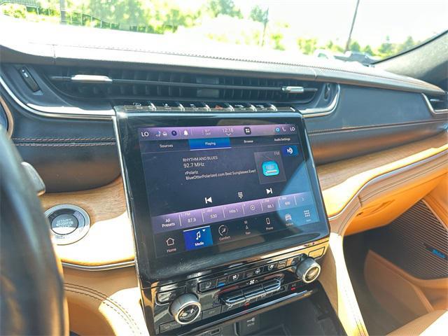 Photo of 2021 Diamond Black Crystal Pearlcoat Jeep Grand Cherokee L