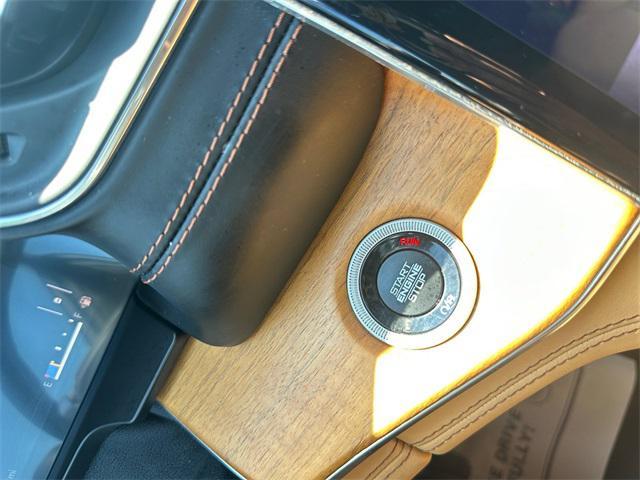 Photo of 2021 Diamond Black Crystal Pearlcoat Jeep Grand Cherokee L