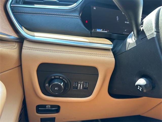 Photo of 2021 Diamond Black Crystal Pearlcoat Jeep Grand Cherokee L