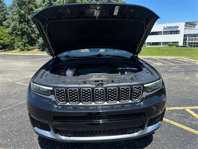 Photo of 2021 Diamond Black Crystal Pearlcoat Jeep Grand Cherokee L