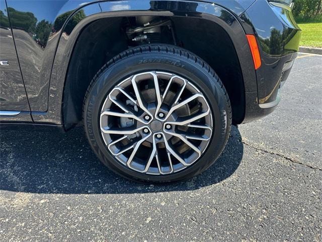 Photo of 2021 Diamond Black Crystal Pearlcoat Jeep Grand Cherokee L