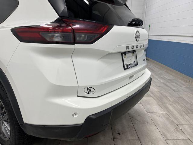 Photo of 2024 Glacier White Nissan Rogue