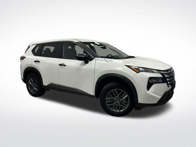 Photo of 2024 Glacier White Nissan Rogue