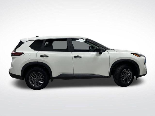 Photo of 2024 Glacier White Nissan Rogue