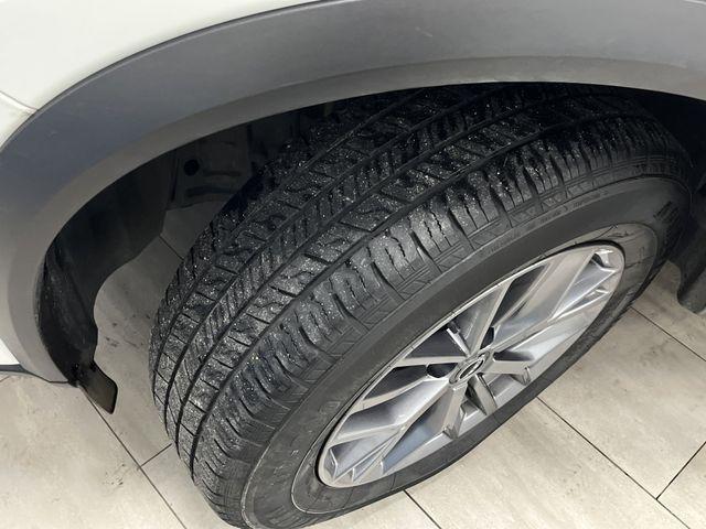 Photo of 2024 Glacier White Nissan Rogue