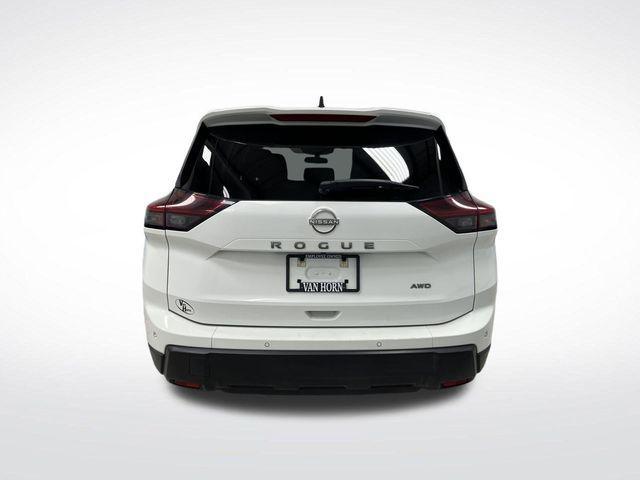 Photo of 2024 Glacier White Nissan Rogue