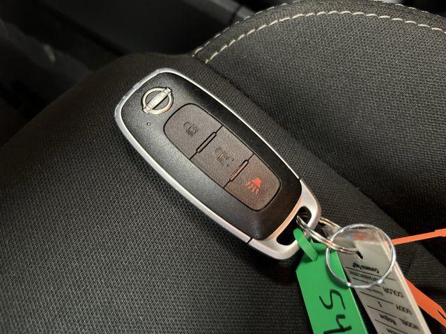 Photo of 2024 Glacier White Nissan Rogue
