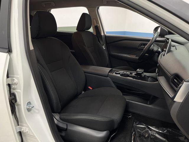 Photo of 2024 Glacier White Nissan Rogue