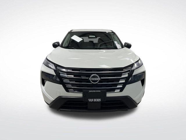 Photo of 2024 Glacier White Nissan Rogue
