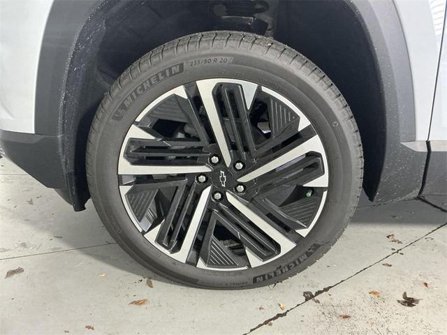 Photo of 2026 Polar White Tricoat Chevrolet Equinox