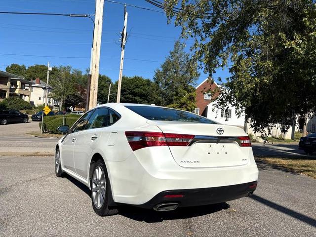 Photo of 2014 White Toyota Avalon