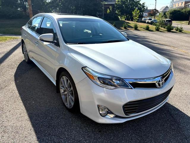 Photo of 2014 White Toyota Avalon