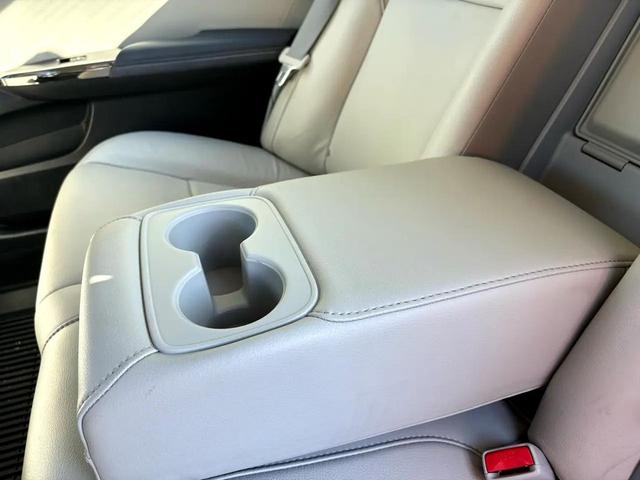 Photo of 2014 White Toyota Avalon