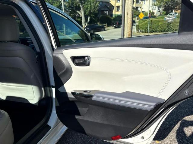 Photo of 2014 White Toyota Avalon