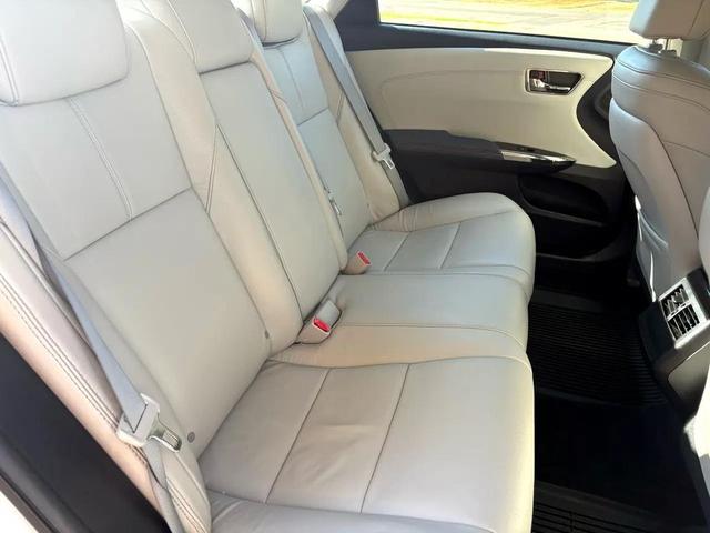 Photo of 2014 White Toyota Avalon