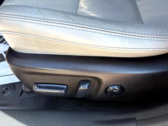 Photo of 2014 White Toyota Avalon